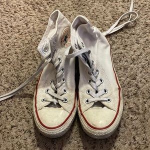 Women’s White converse. Size 7. Used but still in good condition
